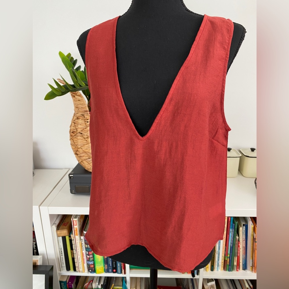 sleeveless v-neck blouse from Urban Outfitters. size M. rust color. NWT